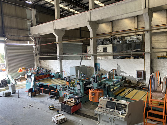 Linie odrzutowe o wysokiej precyzji Precyzyjne cięcie wzdłużne Metalowe przycinanie krawędzi 1250 mm 300 kW