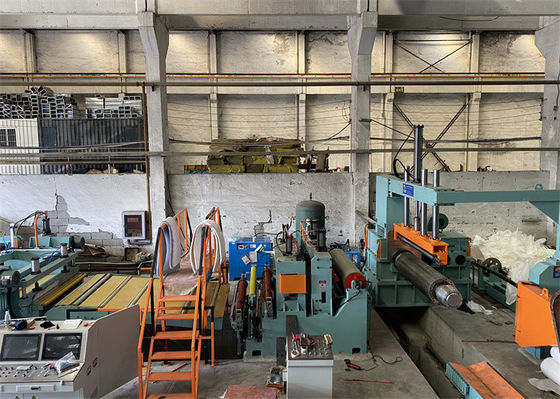 Linie odrzutowe o wysokiej precyzji Precyzyjne cięcie wzdłużne Metalowe przycinanie krawędzi 1250 mm 300 kW